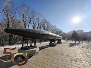 20251205_50+哈爾濱行第三天(經緯十度街早市_笨巧手手工包子早餐_哈爾濱人民廣場站_哈爾濱詹天佑廣場_哈爾濱工業大學_哈爾濱哈工大航天館_六泰居午餐_東省鐵路哈爾濱總工廠舊址_毛主席寶像傳奇_高鐵去吉林_吉林國際大酒店_滿一窑土窑燒烤）